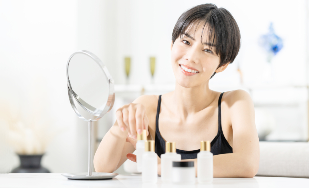 スキンケア商品と女性