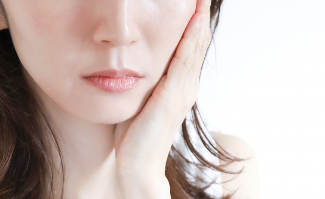 肌荒れに悩む女性